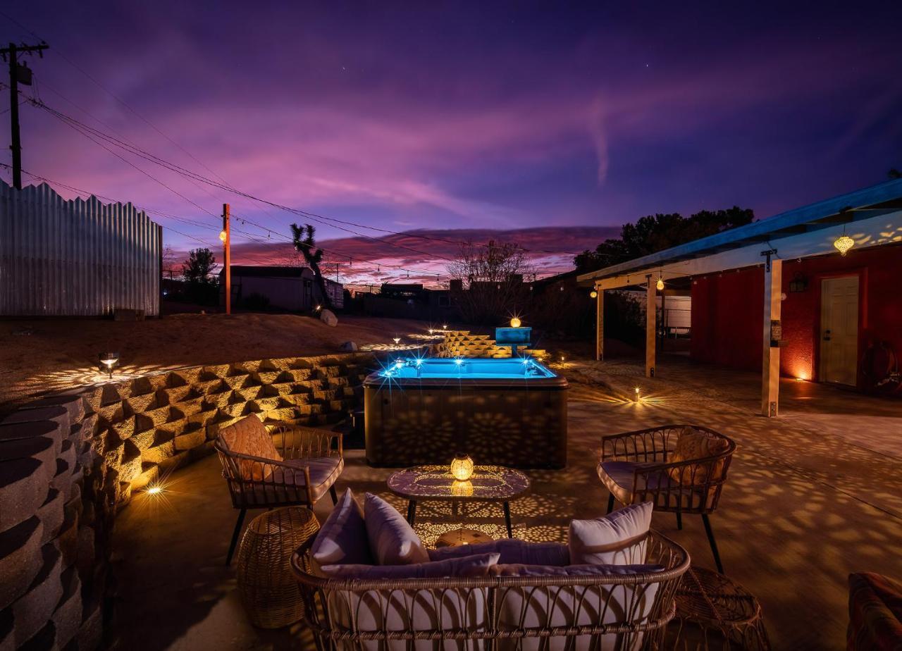 Luxury Joshua Tree Retreat w Hot Tub BBQ & Games — hotel in Joshua Tree