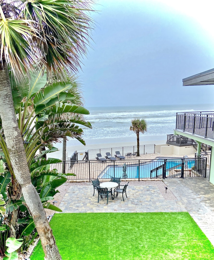 Organic Beach Retreat - carbon neutral hotel in Daytona Beach
