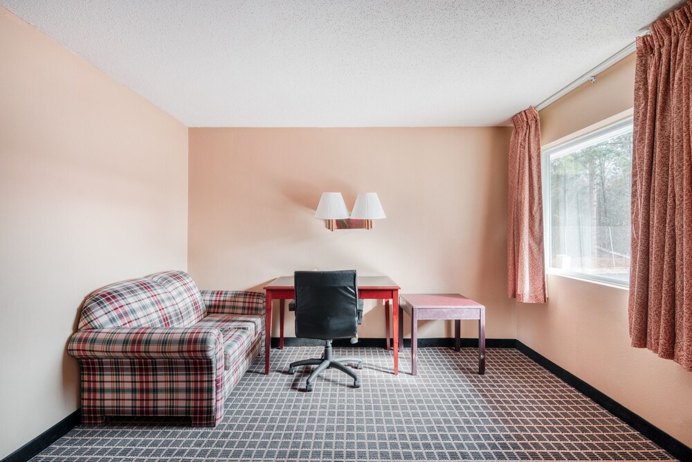 OYO Hotel Fayetteville S Eastern Blvd - photo 15
