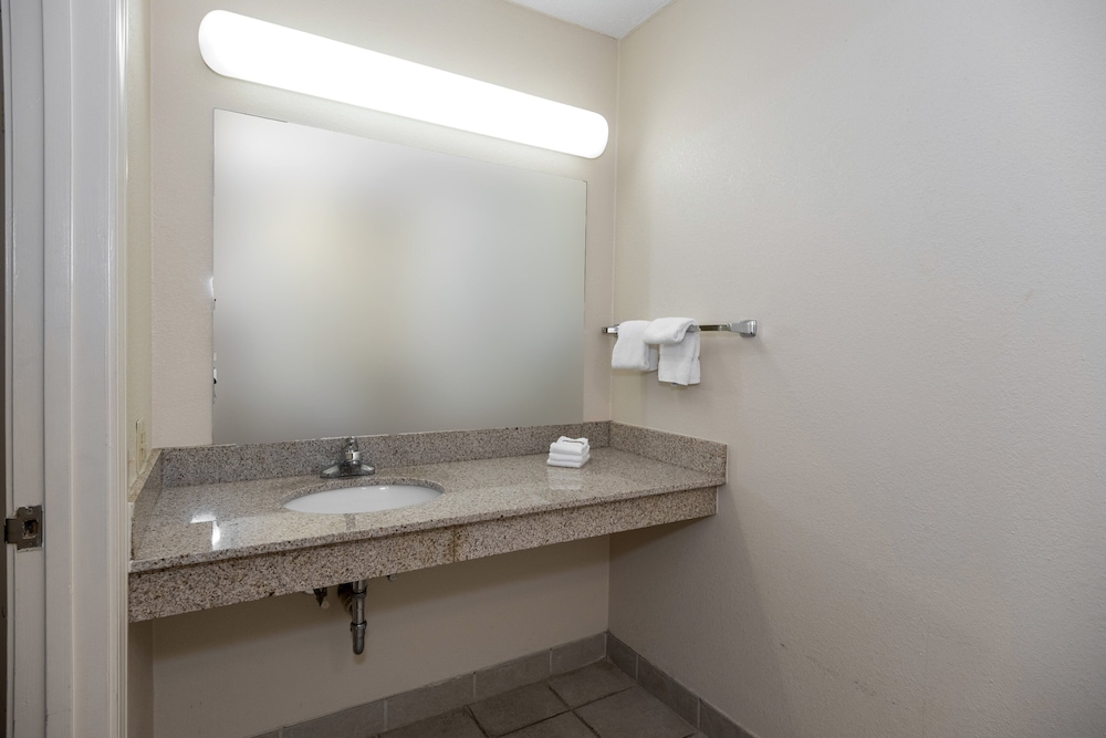 Quality Inn & Suites - photo 21
