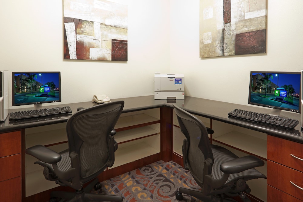 Holiday Inn Express and Suites Bakersfield Central by IHG - photo 25