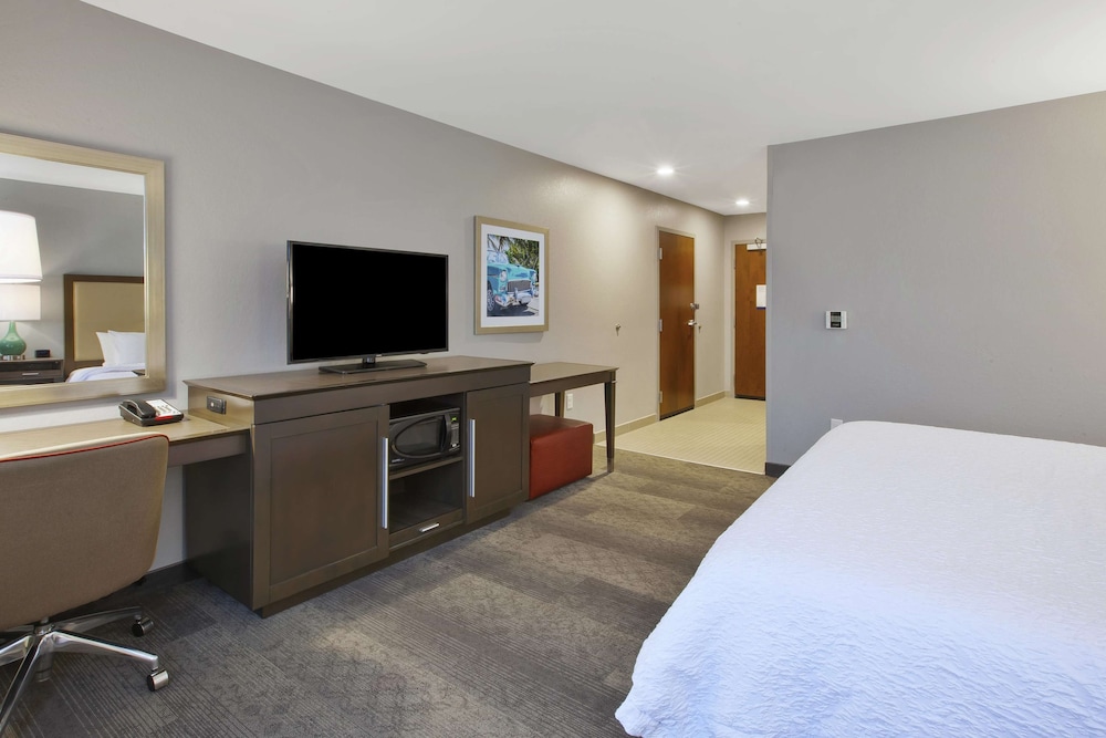 Hampton Inn by Hilton Detroit Dearborn - photo 3