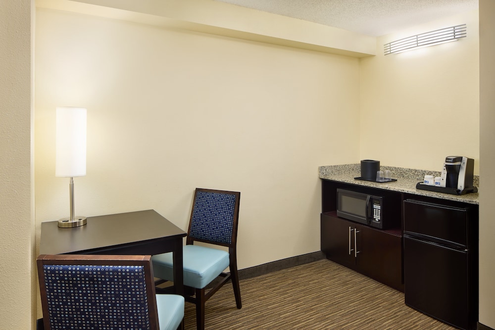 Holiday Inn Express & Suites Alpharetta Windward Parkway by IHG - photo 23