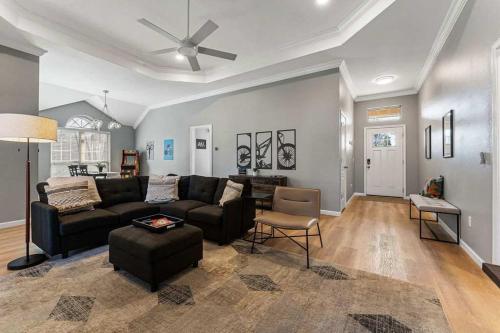 Coler Lounge Cyclist's Dream Home with Hot Tub — 4-Star Luxury Hotel in Bentonville, United States