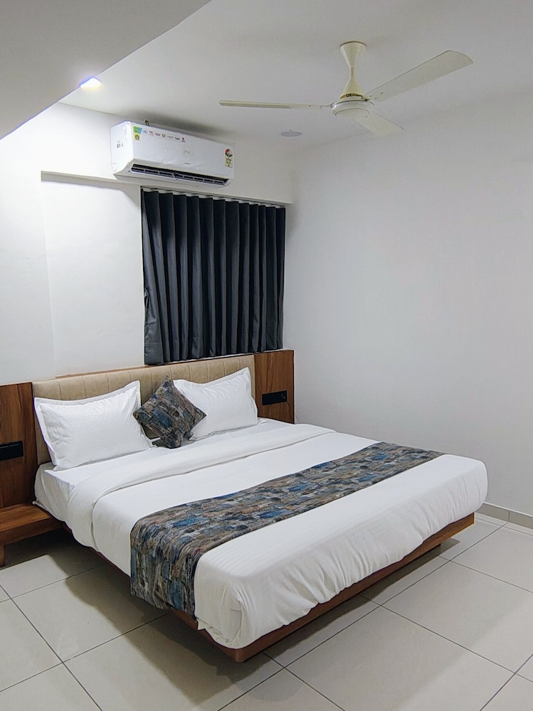 Hotel Royal Manor Rajkot in Rajkot, India