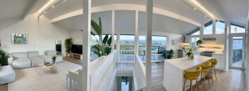 New Listing Luxury House on the Riviera Modern Design and Panoramic Ocean 30 day Minimum — 4-Star Luxury Hotel in Santa Barbara, United States