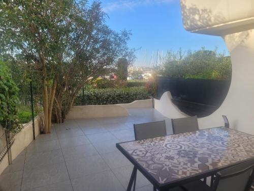 Spacieux rez de jardin vue sur port de plaisance in Le Grau-Du-Roi, France