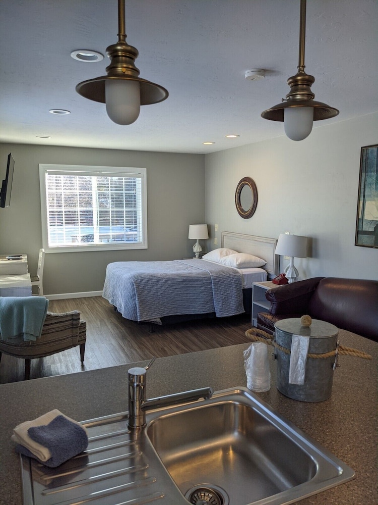 Beach Harbor Resort - photo 33