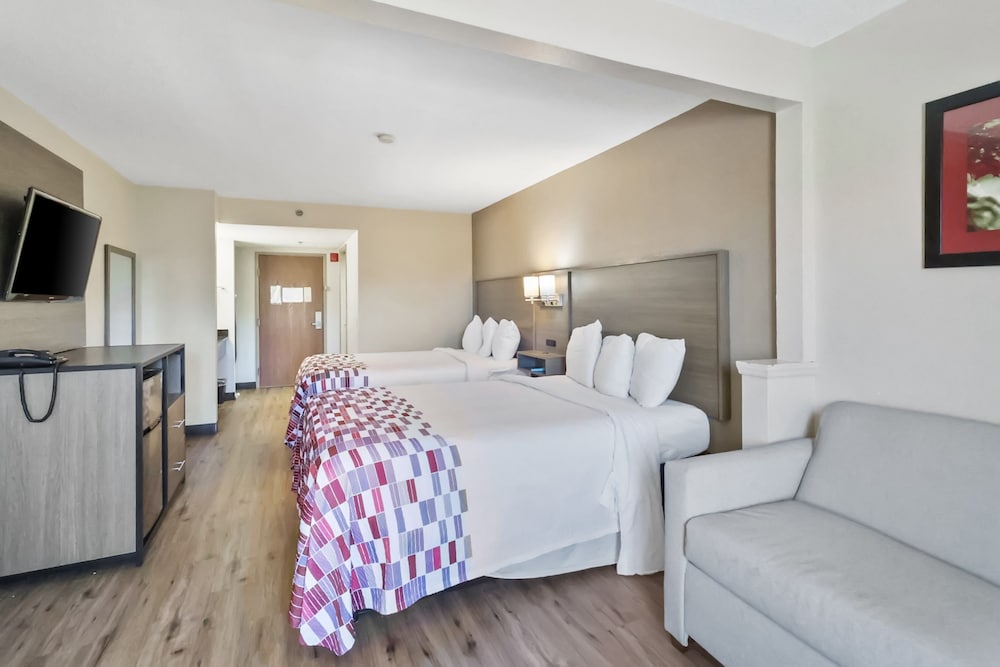 Red Roof Inn & Suites Fayetteville Fort Bragg - photo 10
