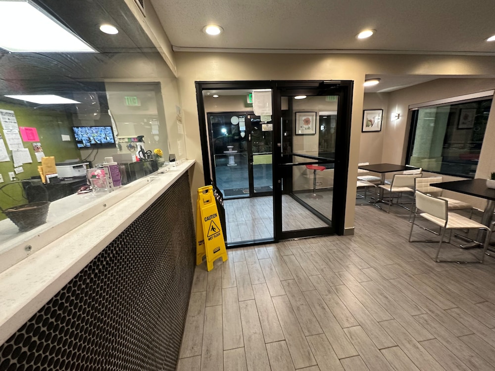 Super 8 by Wyndham Stockbridge - photo 2