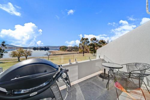 Horizons 306 Deluxe Lake Front Studio l Pool l Tennis l WiFi l BBQ in Jindabyne, Australia