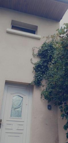 Pavillon Sur Cour 2 Étage Avec Escalier Colimaçon 5 Mn Paris in Cachan, France