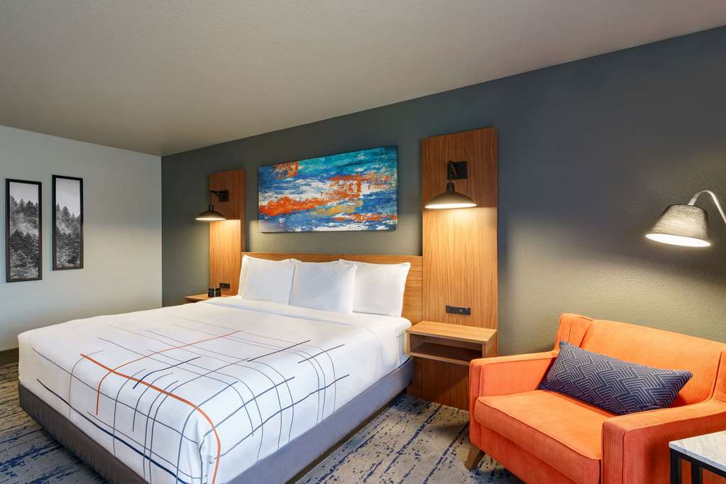La Quinta Inn & Suites by Wyndham Springfield - photo 11