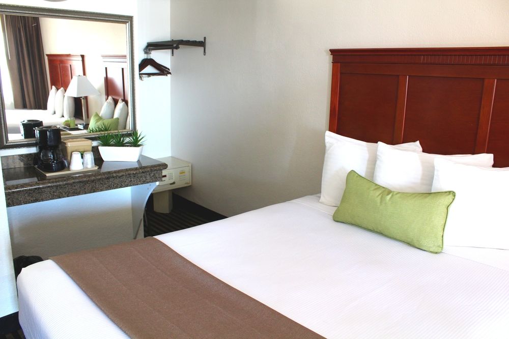 Marina Inn and Suites - photo 11