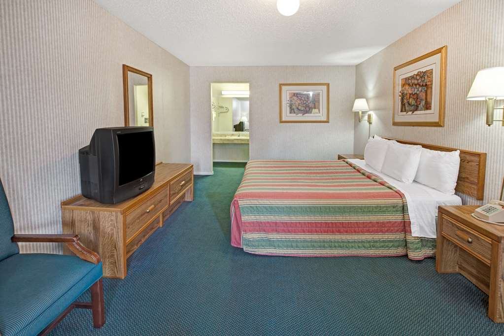 Knights Inn South Houston - photo 11
