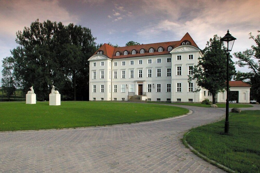 Hotel Schloss Wedendorf — hotel in Weisendorf