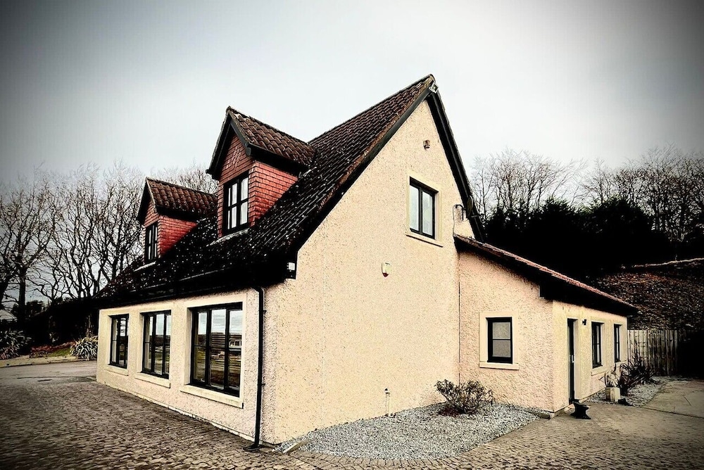 The Cottage at The Vu — 4-Star Luxury Hotel in Bathgate, United Kingdom