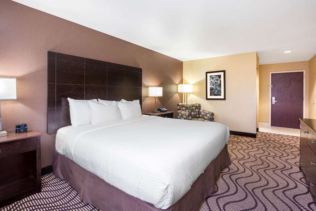 La Quinta Inn & Suites by Wyndham Meridian Boise West - photo 11