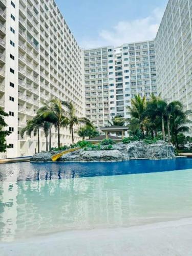 2 Bedrooms Pool View with balcony 15 minutes walk to MOA good for 6 8 persons — 5-Star Luxury Hotel in Manila, Philippines