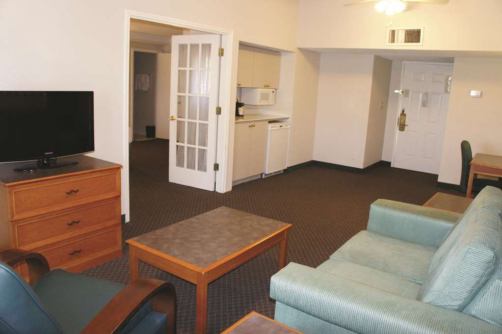 La Quinta Inn by Wyndham Kansas City Lenexa - photo 36