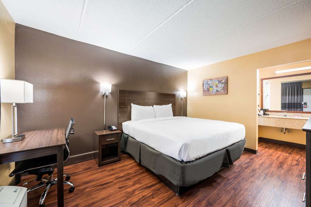 Econo Lodge Columbus near Airport - photo 6