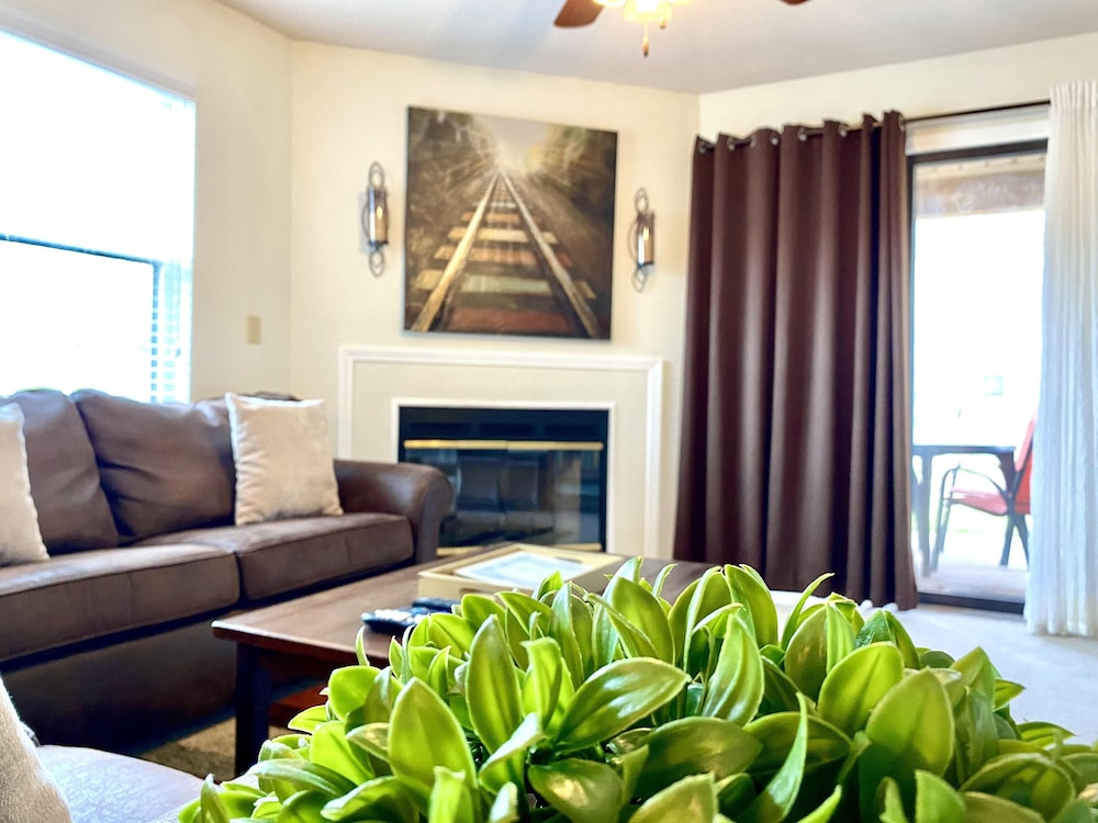 Southern Paradise Resort Amenities Close to Downtown and the Branson Landing - photo 5
