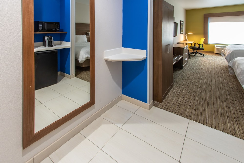 Holiday Inn Express Hotel & Suites Roseville Galleria Area by IHG - photo 41