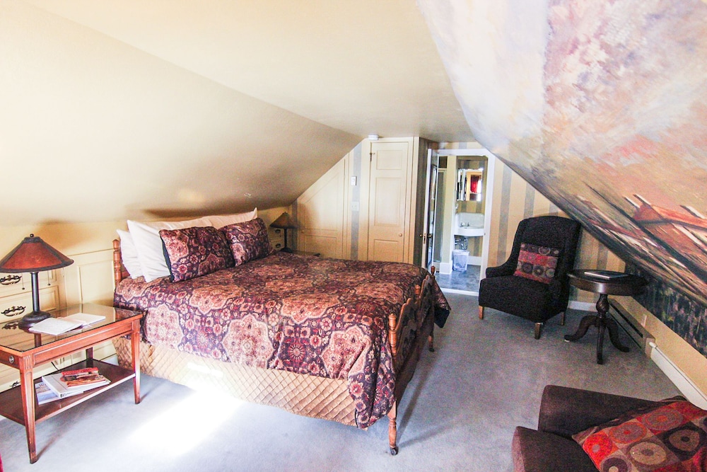 Admiral Peary Inn Bed & Breakfast - photo 11