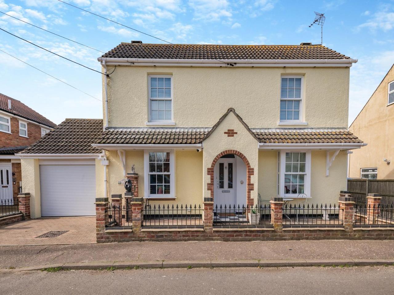 Curlew Cottage — 4-Star Luxury Hotel in Great Yarmouth, United Kingdom