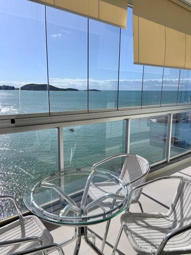 Apartamento vista do mar pé na areia e águas tranquilas no cento de Guarapari — 4-Star Luxury Hotel in Guarapari, Brasil