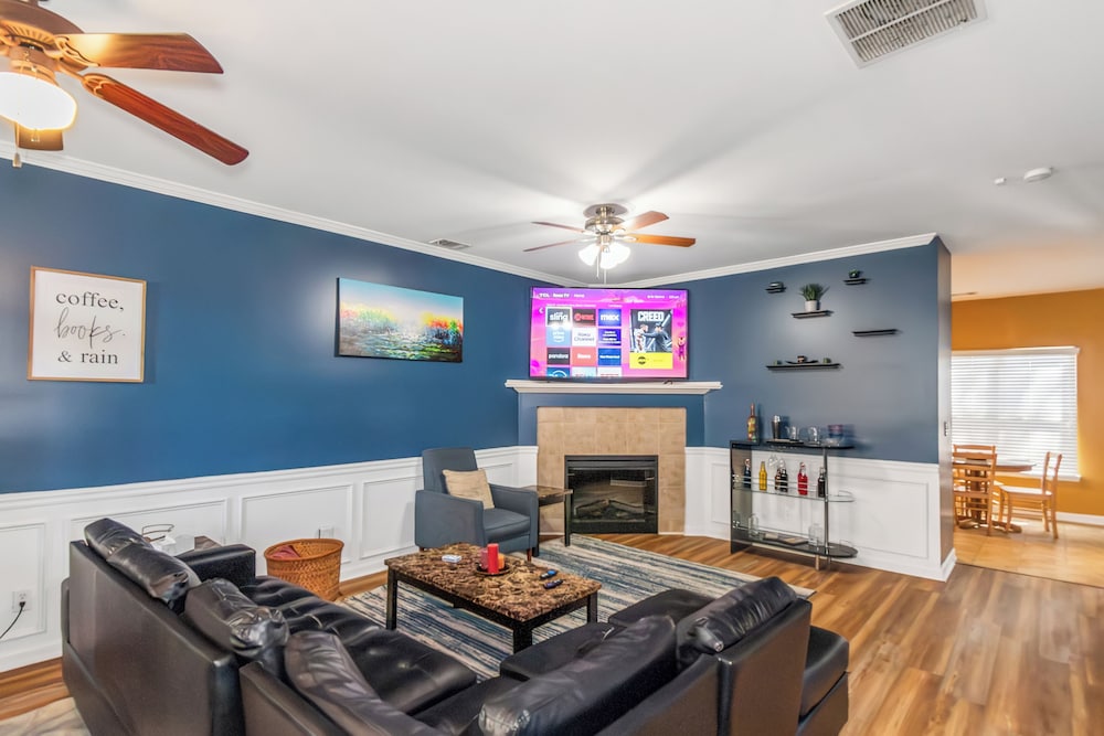4 Bed home w Cali King Bed 12 mins. to DTWN — 4-Star Luxury Hotel in Atlanta, United States