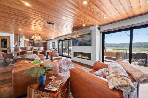 The Lazy Bear Indulge in breathtaking views of the expansive lake from this charming cabin. — 4-Star Luxury Hotel in Big Bear Lake, United States