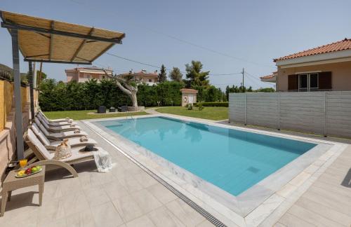 Apanemi Villa Private Pool — 4-Star Luxury Hotel in Nea Makri, Greece