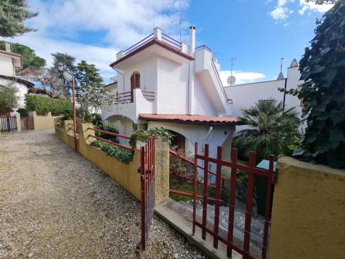 R27 Graziosa villetta con giardino e posto auto — 4-Star Luxury Hotel in Numana, Italy