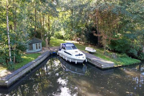 Waterside Cottage Hot Tub Mooring Arcade Bar — 4-Star Luxury Hotel in Norwich, United Kingdom