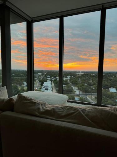 Lux Spacious 2B Penthouse w Stunning Views — 4-Star Luxury Hotel in Austin, United States