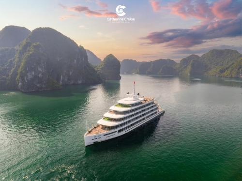 Catherine Cruise — 5-Star Luxury Hotel in Ha Long, Vietnam