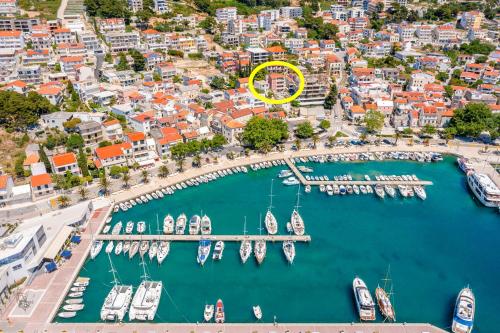 Apartments Teo Center with Free Parking — 4-Star Luxury Hotel in Baska Voda, Croatia