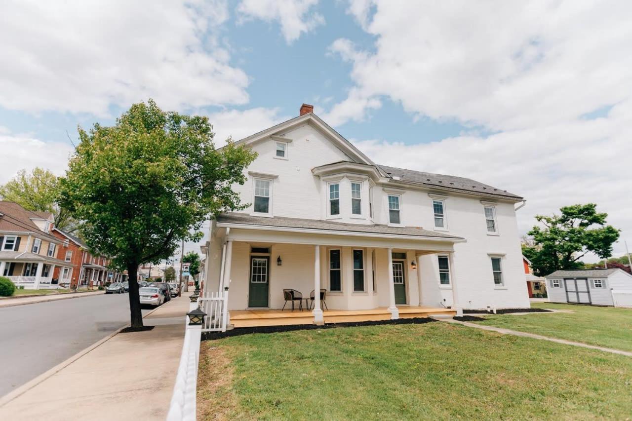 Newly Renovated Vintage Inspired Large 4 BR Home — 4-Star Luxury Hotel in Mount Joy, United States