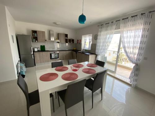 Sunshine Apartments Mellieha modern three bedroom apartment Apt No 1 — 4-Star Luxury Hotel in Mellieha, Malta