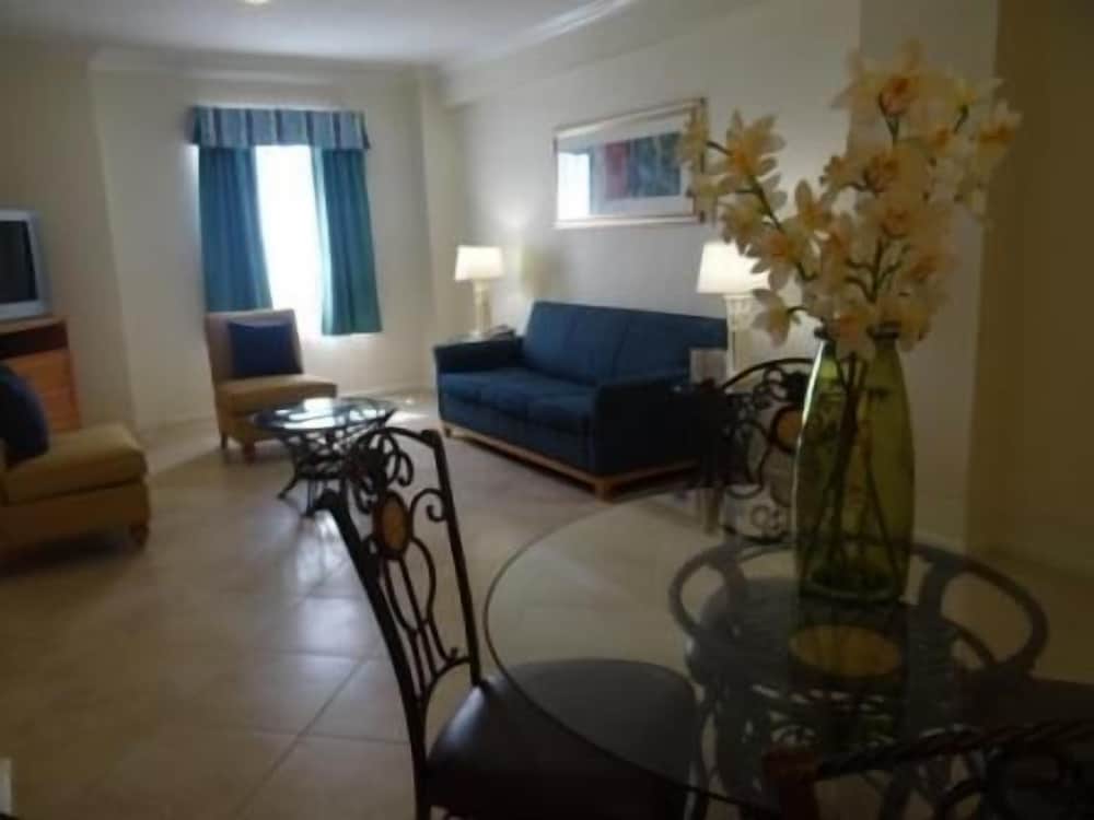 Hollywood Beach Resort two Bedrooms Sleeps 6 - photo 13