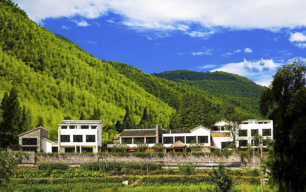 Moganshan Yinhuawu Resort — 4-Star Luxury Hotel in Huzhou, People's Republic of China