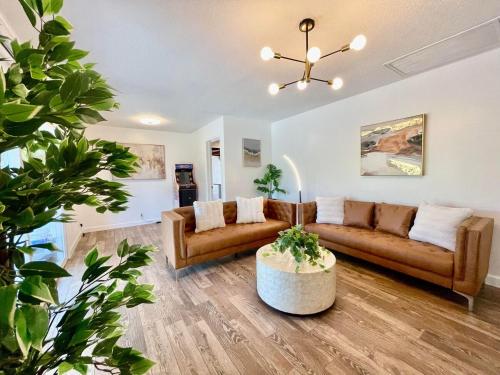 Unique & Spacious house near Disney Knott BBQ — 4-Star Luxury Hotel in Buena Park, United States