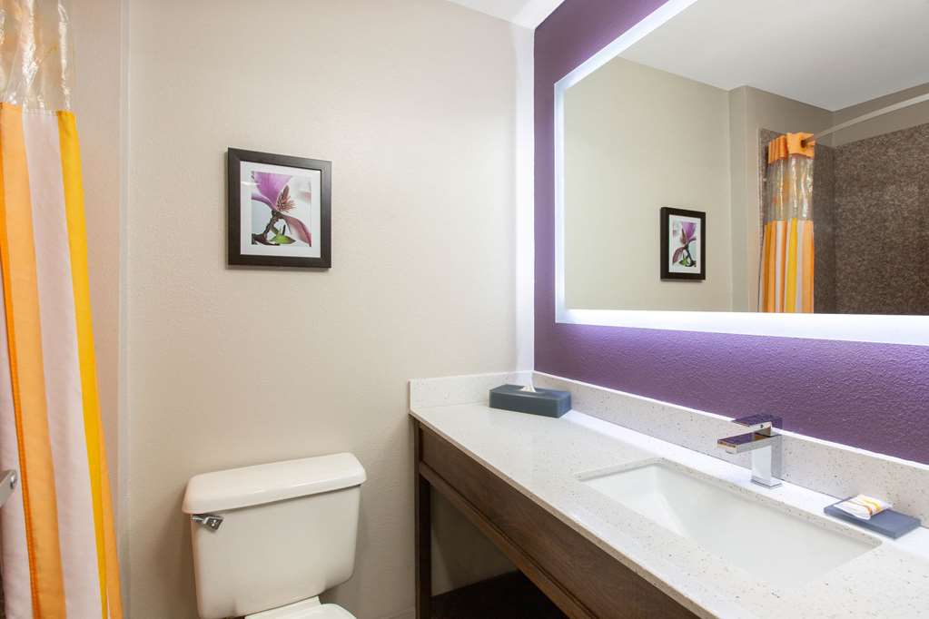 La Quinta Inn & Suites by Wyndham Blue Springs - photo 30