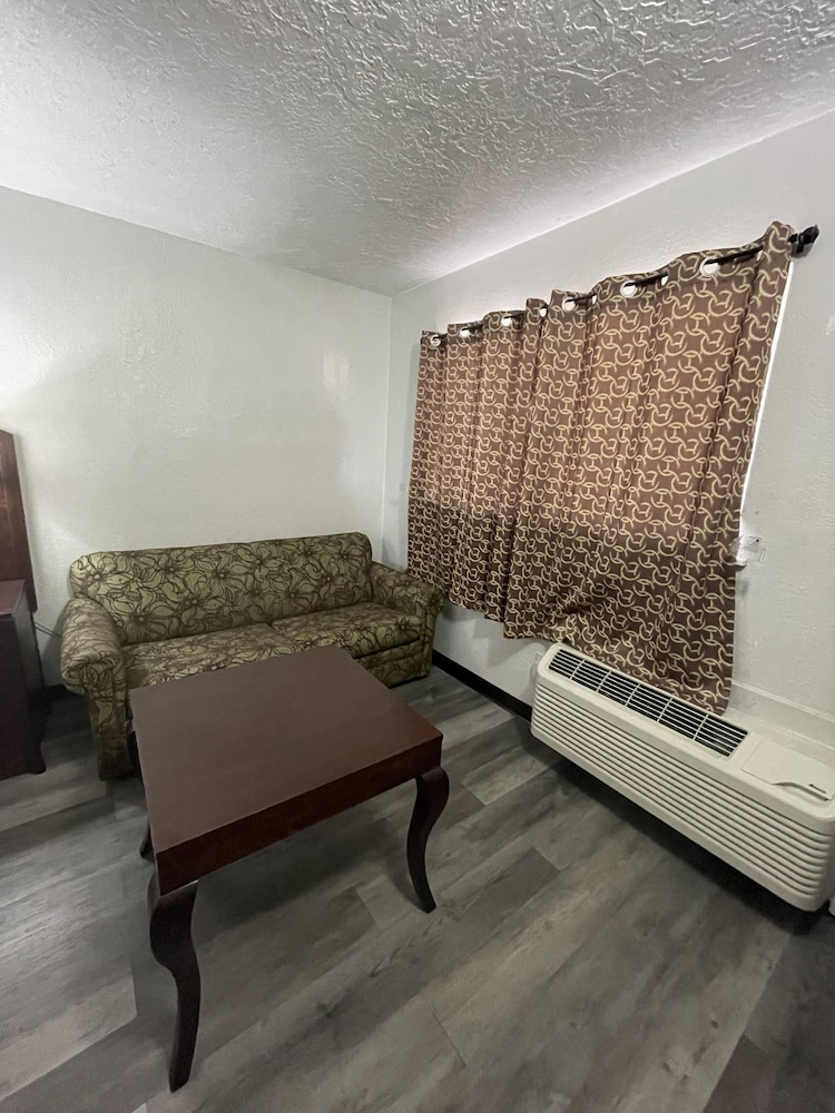 Travelodge by Wyndham Farmington Hwy 64 - photo 23