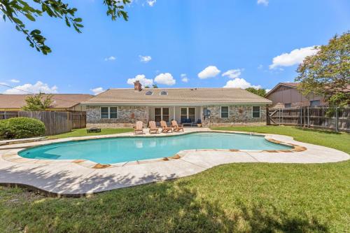 Stylish Villa Near Stadiums Large Pool Pool Table — 4-Star Luxury Hotel in Bedford, United States