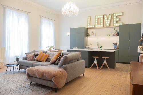 The Ballroom Huge Apartment in Lichfield City Centre — 4-Star Luxury Hotel in Lichfield, United Kingdom