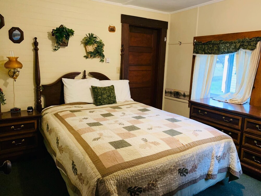 Carroll Motel & Cottages - photo 18