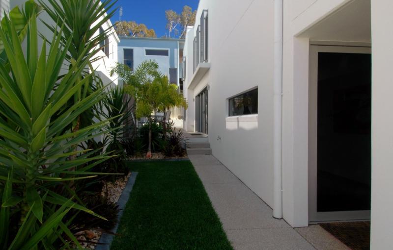 Alex Beach House 100 steps to the sand with ocean views — 4-Star Luxury Hotel in Alexandra Headland, Australia