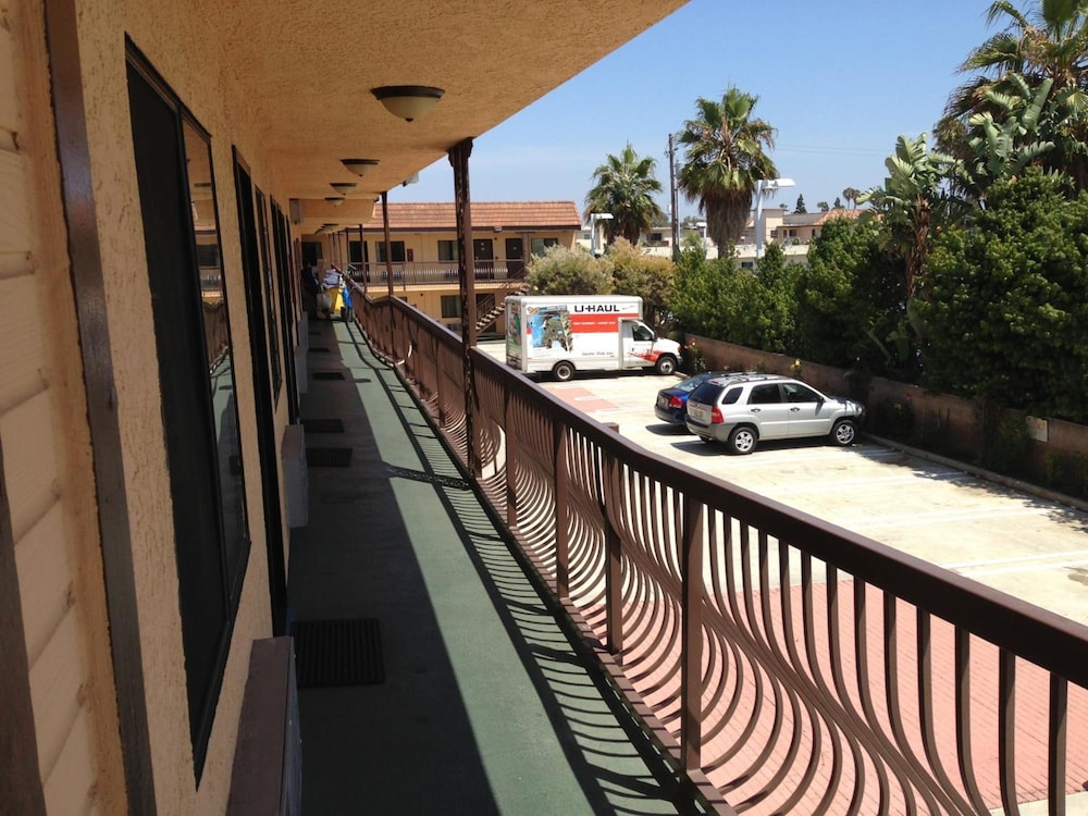 Del Amo Inn - photo 23